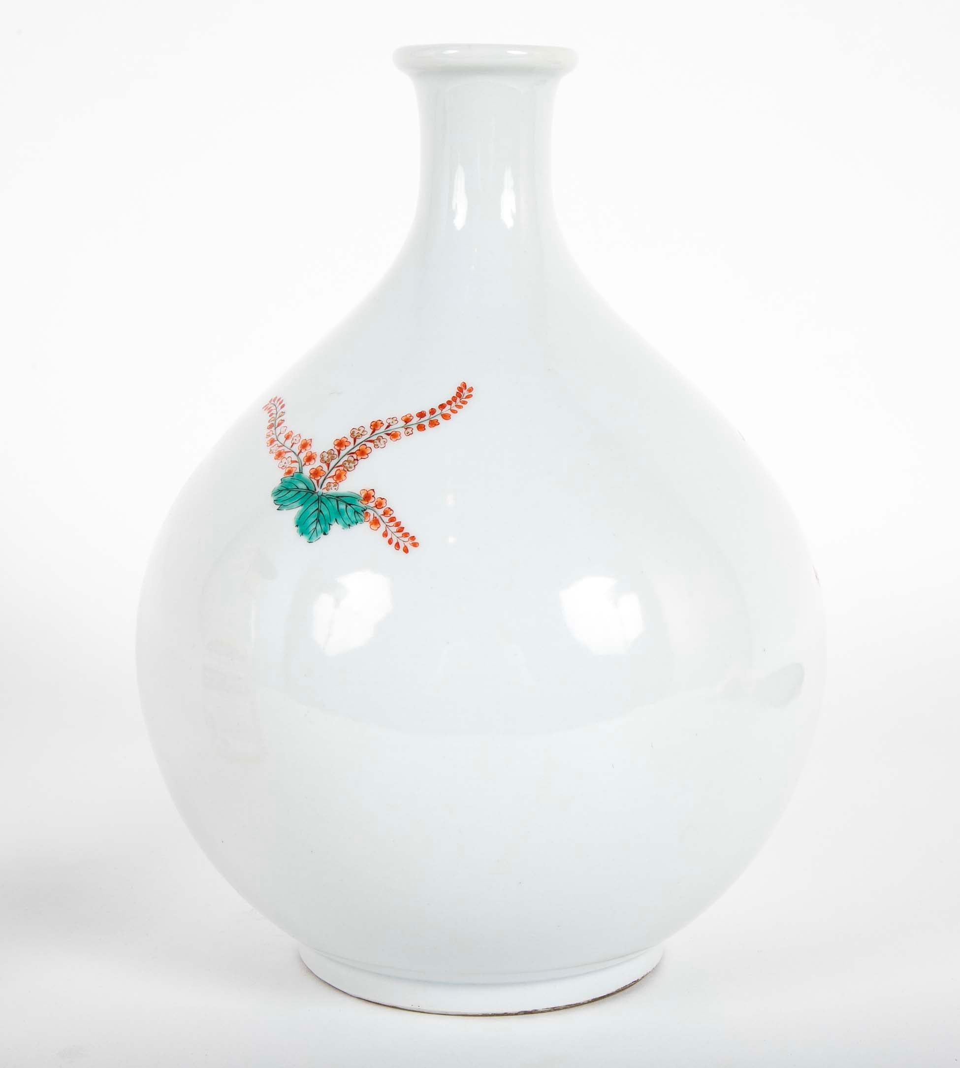 Kakiemon Porcelain Bottle Vase with Bladder Form with Phoenix and Paulownia Design