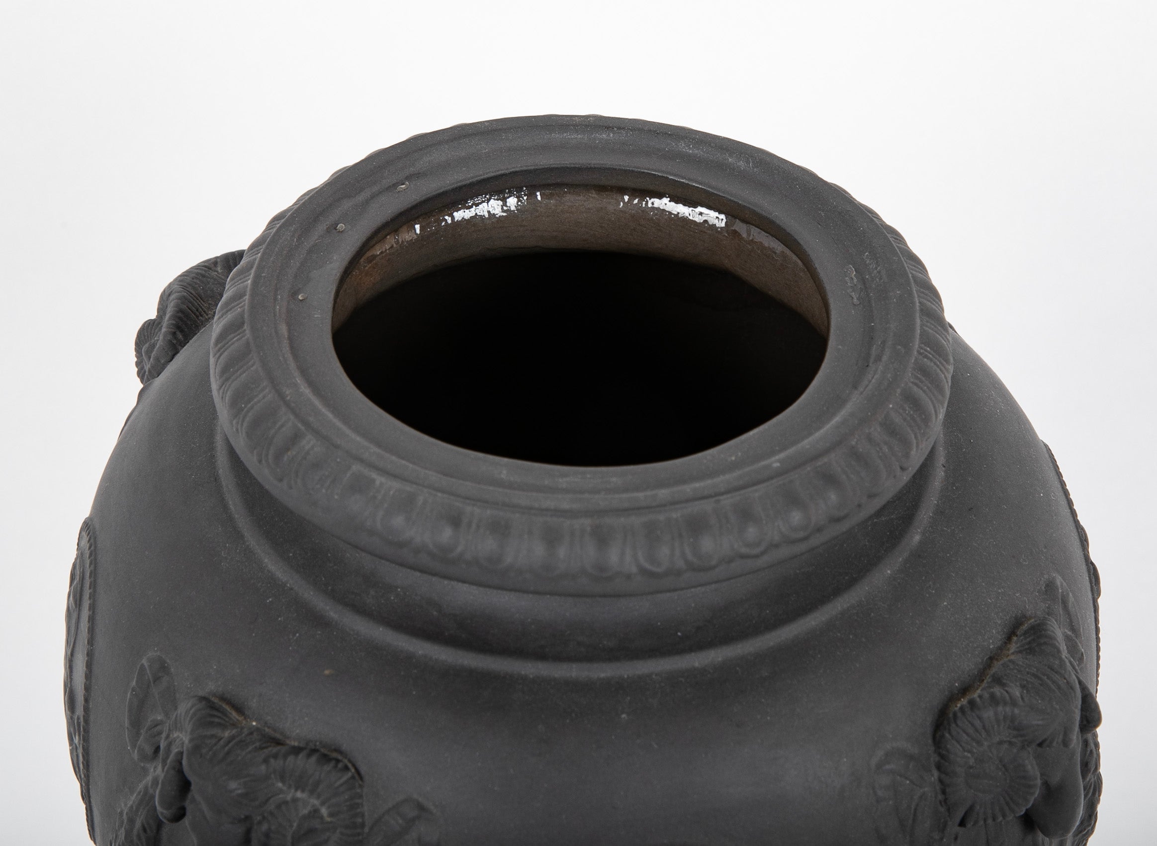 20th Century English Ceramic Urn in the Style of Wedgwood