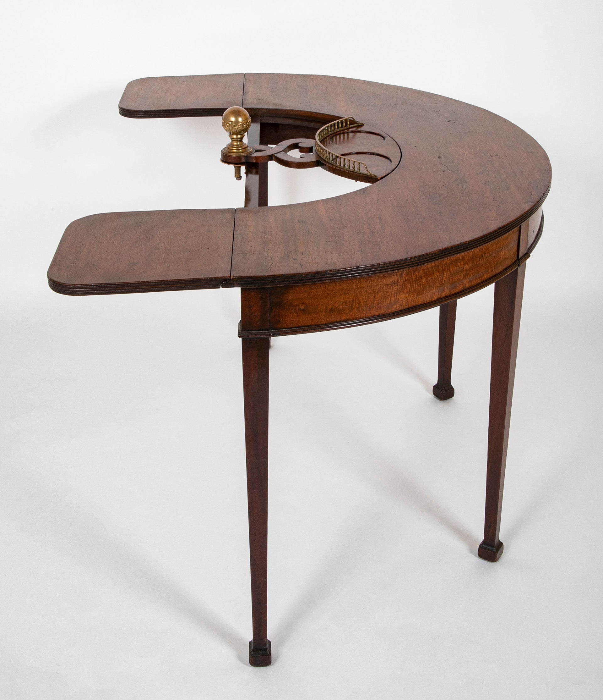 Rare George III Mahogany Drop Leaf Hunt Table with Swivel Bottle Server