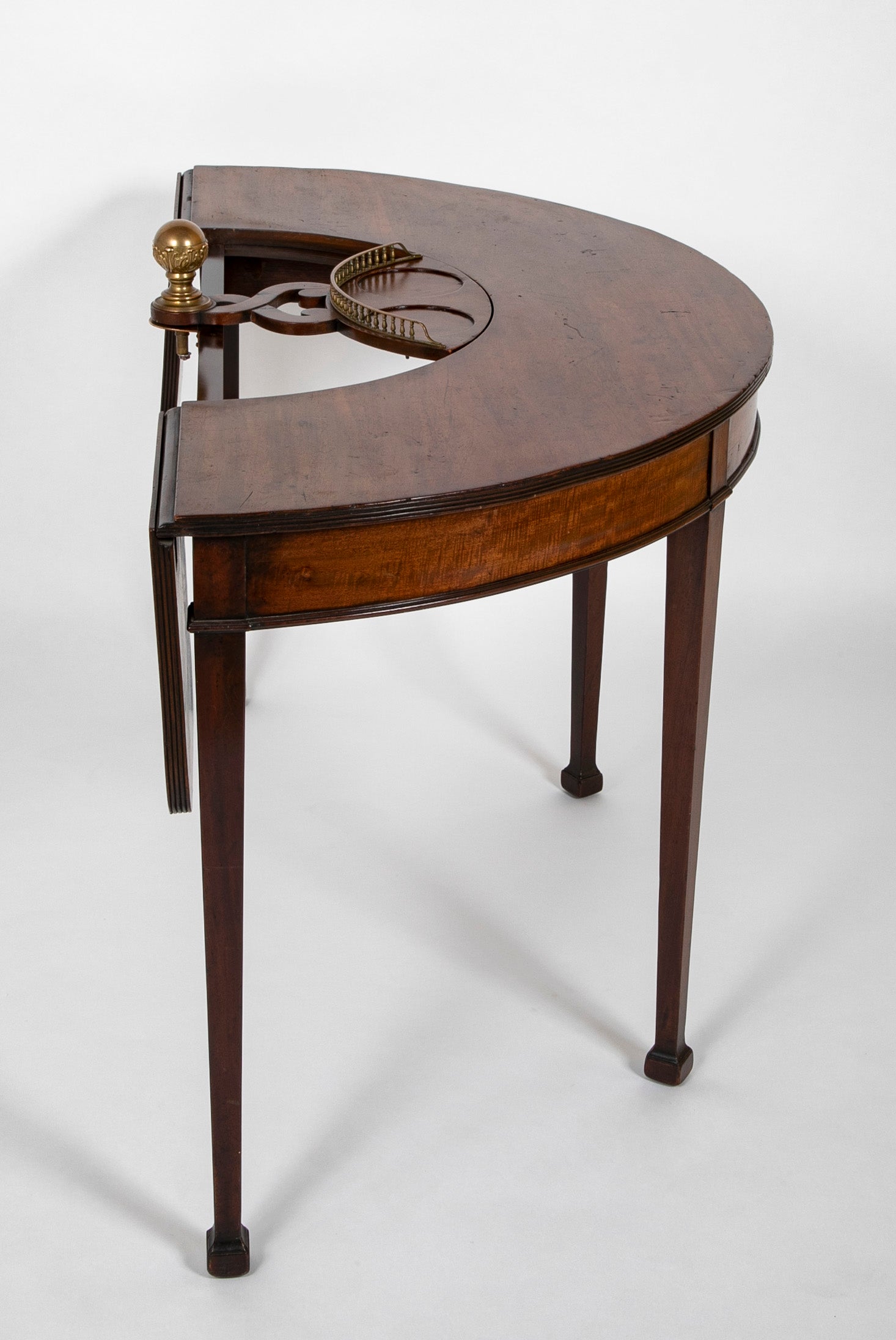 Rare George III Mahogany Drop Leaf Hunt Table with Swivel Bottle Server