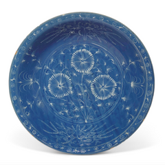 A Large Swatow Slip-Decorated Blue-Ground Bowl Ming Dynasty (1368-1644)