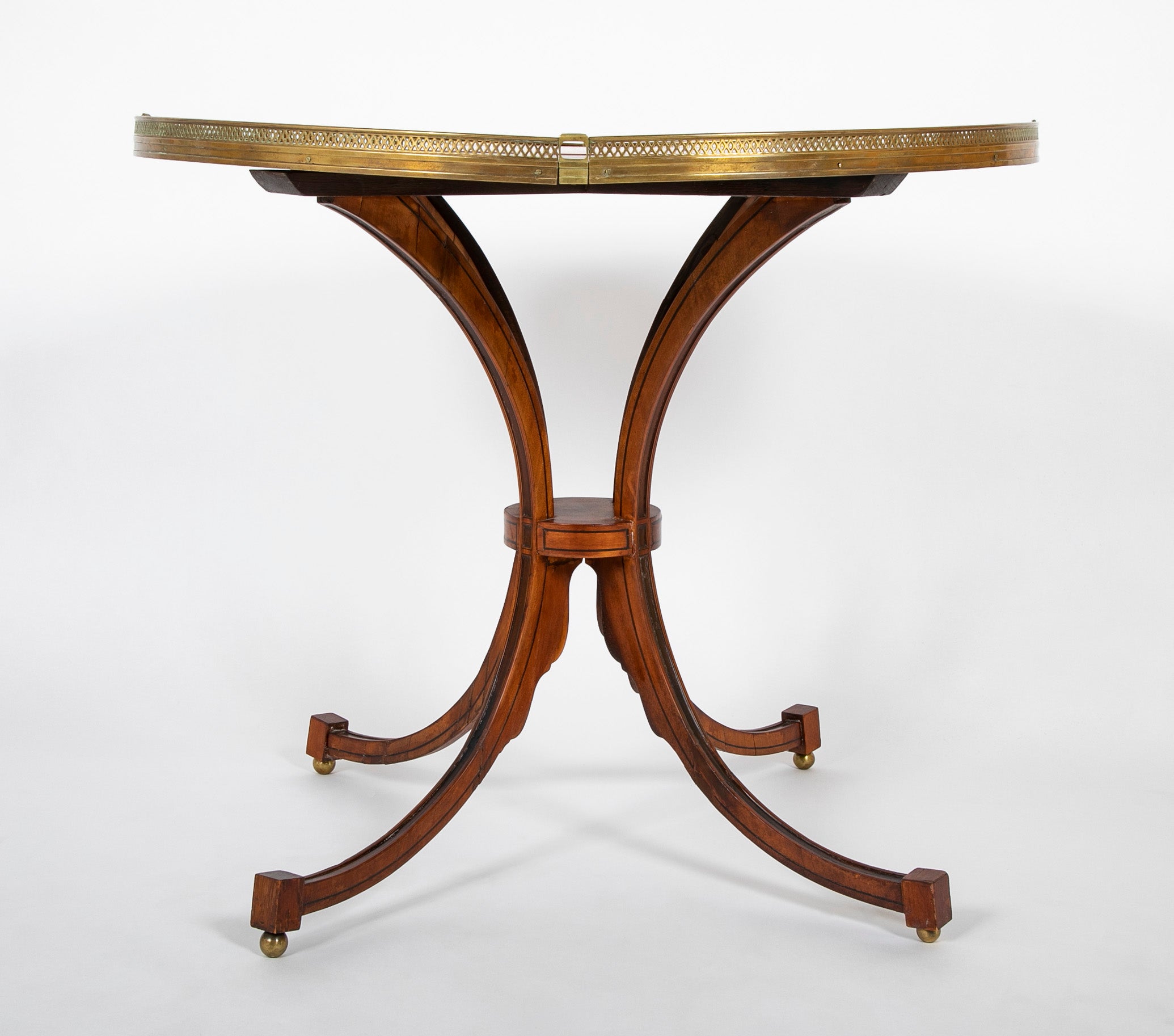 English Neoclassical Oval Mahogany Table with Inlaid Chinese Decorative Scene
